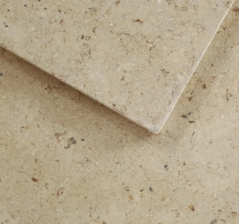 imperial gold tumbled hond scaled 1.webp